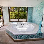 Calme Absolu, élégant Et Arboré Avec Piscine *