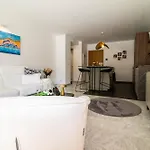 Calme Absolu, Elegant Et Arbore Avec Piscine *