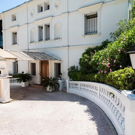 Calme Absolu, Elegant Et Arbore Avec Piscine Cannes
