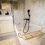 Calme Absolu, Elegant Et Arbore Avec Piscine *