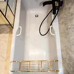 Calme Absolu, Elegant Et Arbore Avec Piscine *