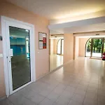 Calme Absolu, Elegant Et Arbore Avec Piscine