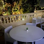 Calme Absolu, Elegant Et Arbore Avec Piscine