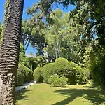 Calme Absolu, Elegant Et Arbore Avec Piscine