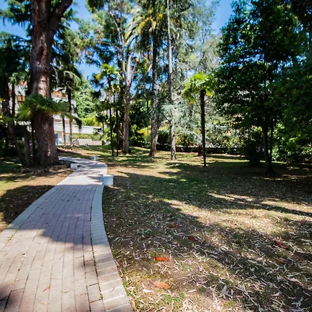 Calme Absolu, Elegant Et Arbore Avec Piscine *