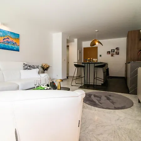 Calme Absolu, Elegant Et Arbore Avec Piscine *