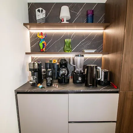 Calme Absolu, Elegant Et Arbore Avec Piscine