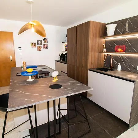 Calme Absolu, Elegant Et Arbore Avec Piscine * קאן