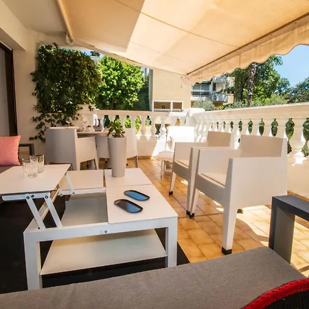 Calme Absolu, Elegant Et Arbore Avec Piscine