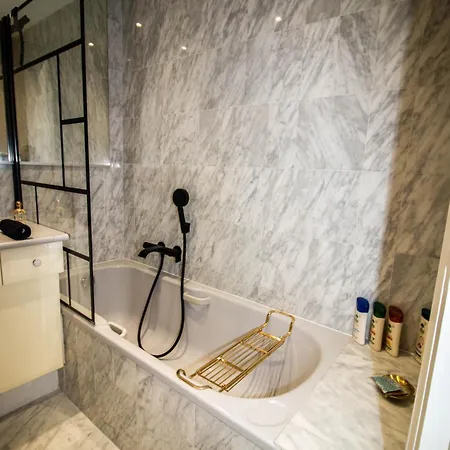 Calme Absolu, Elegant Et Arbore Avec Piscine *