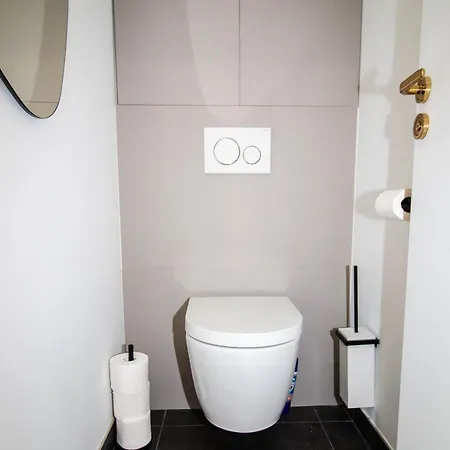 Calme Absolu, Elegant Et Arbore Avec Piscine