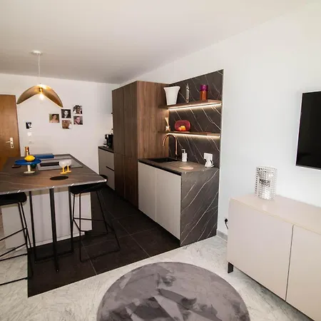 Calme Absolu, Elegant Et Arbore Avec Piscine דירה *