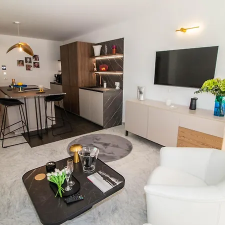 Calme Absolu, Elegant Et Arbore Avec Piscine קאן