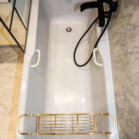 Calme Absolu, Elegant Et Arbore Avec Piscine *