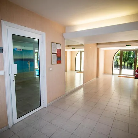 Calme Absolu, Elegant Et Arbore Avec Piscine