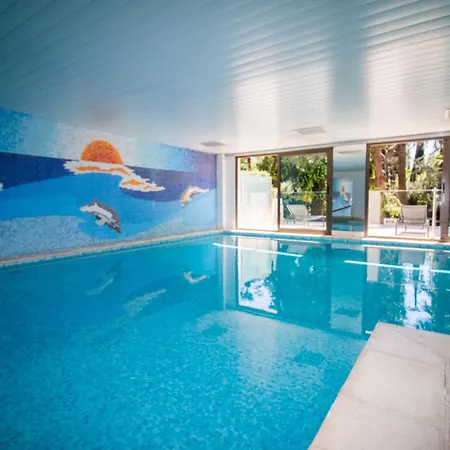 Calme Absolu, Elegant Et Arbore Avec Piscine *