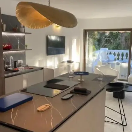 Calme Absolu, Elegant Et Arbore Avec Piscine