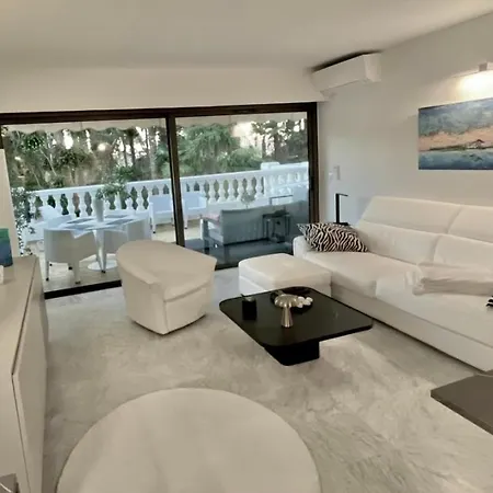 Calme Absolu, Elegant Et Arbore Avec Piscine *