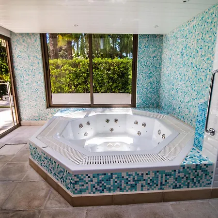 Calme Absolu, Elegant Et Arbore Avec Piscine *